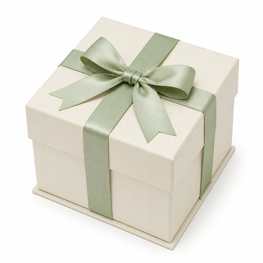 Scatola regalo 20x20x15 cm in cartoncino avorio con nastro verde salvia - confezione quadrata con coperchio